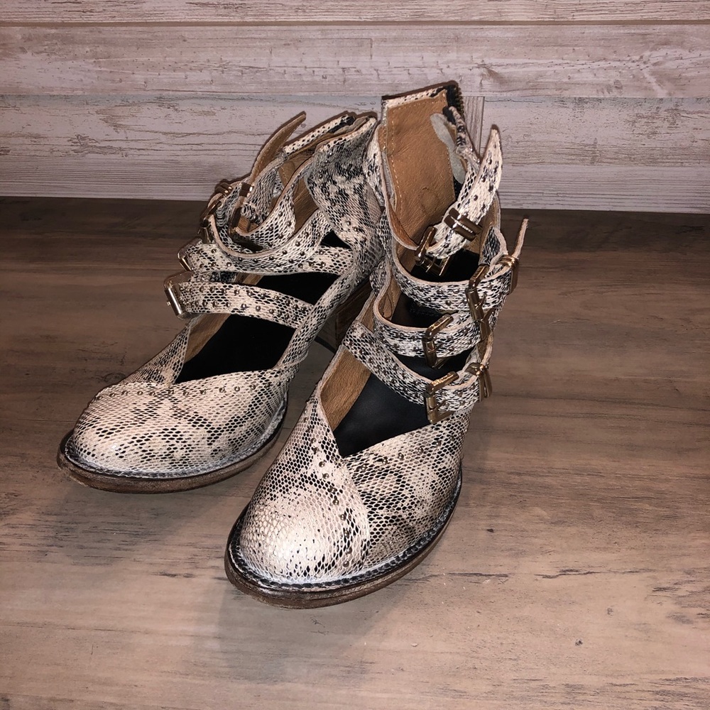 Freebird Felicity in White Snake sz 7